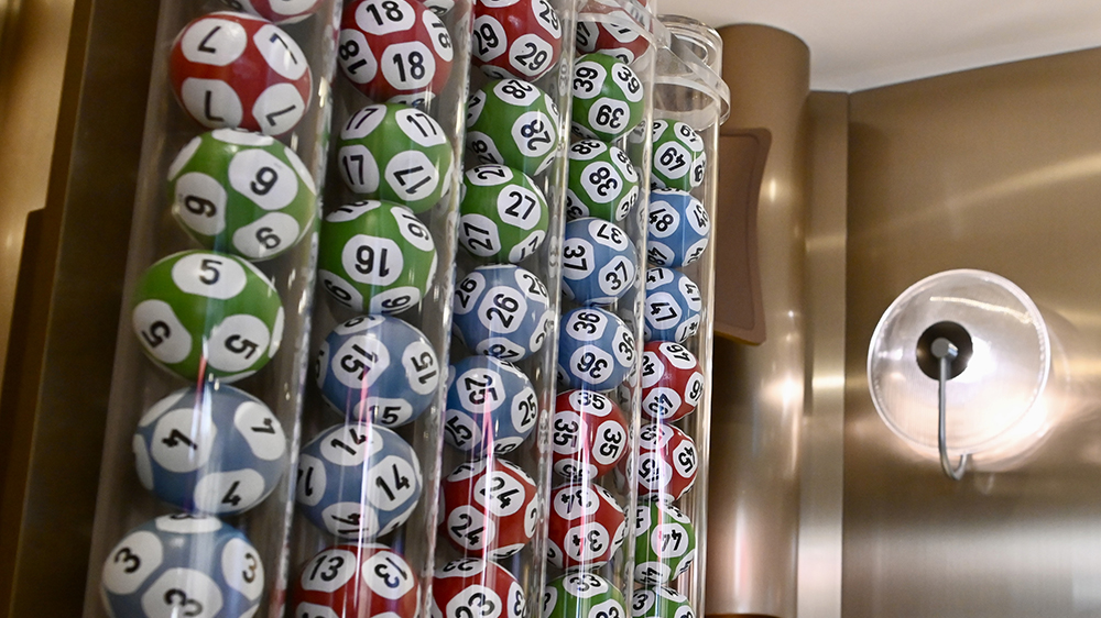 今晚第072期六合彩頭獎(jiǎng)懸空 下期多寶1996萬元