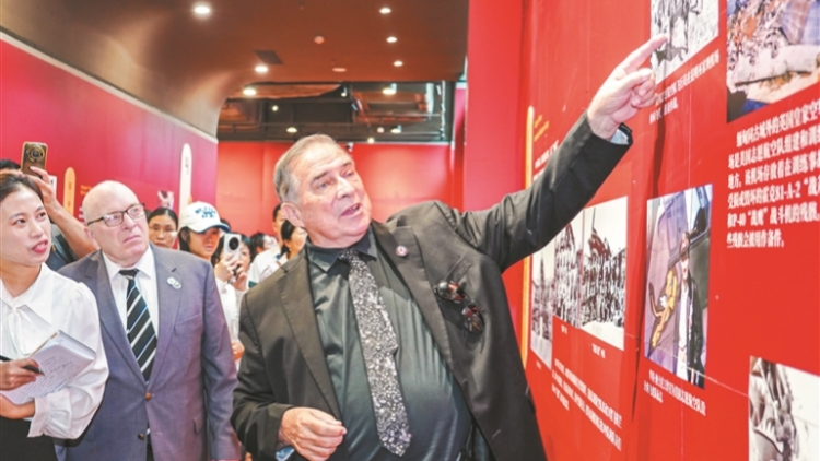 飛虎隊(duì)老兵後人在穗觀展落淚