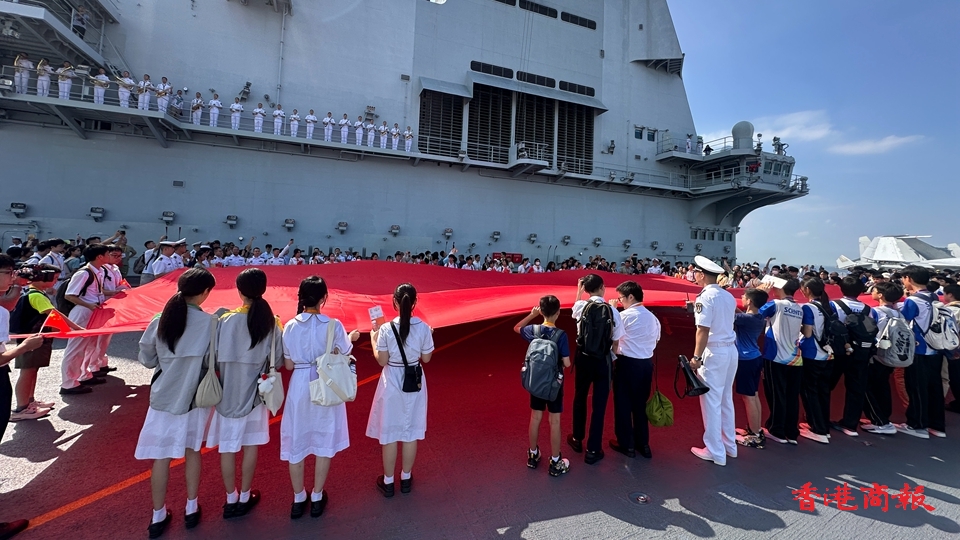 多圖｜山東艦快閃活動 官兵與學生拉開五星紅旗鋪滿甲板