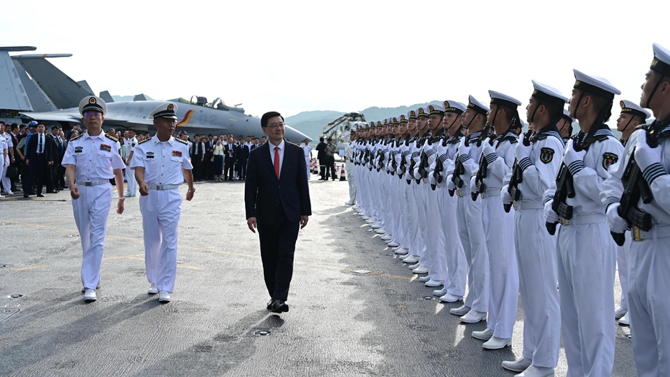 有片｜李家超登山東艦親身體驗國家現(xiàn)代化軍艇 感受軍隊專業(yè)優(yōu)秀