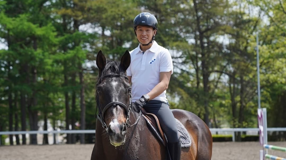 有片｜墮馬後休息五個月今早復(fù)操 何澤堯先策金鎗六十重拾騎馬感覺