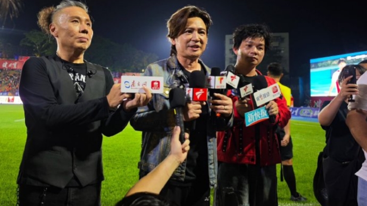 BEYOND樂隊(duì)成員葉世榮現(xiàn)身佛山「西甲」