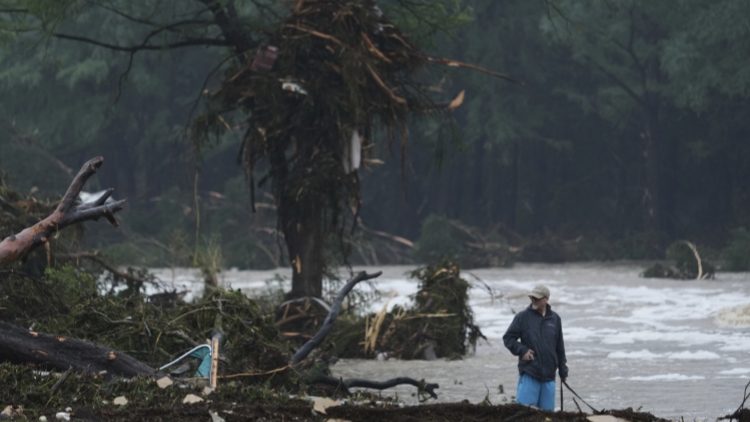 美國(guó)得州洪水造成至少13人死亡 逾20名夏令營(yíng)兒童失蹤 