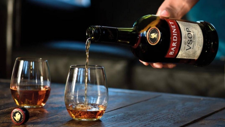 商務(wù)部就公布對(duì)原產(chǎn)於歐盟的進(jìn)口相關(guān)白蘭地反傾銷調(diào)查最終裁定答問(wèn)