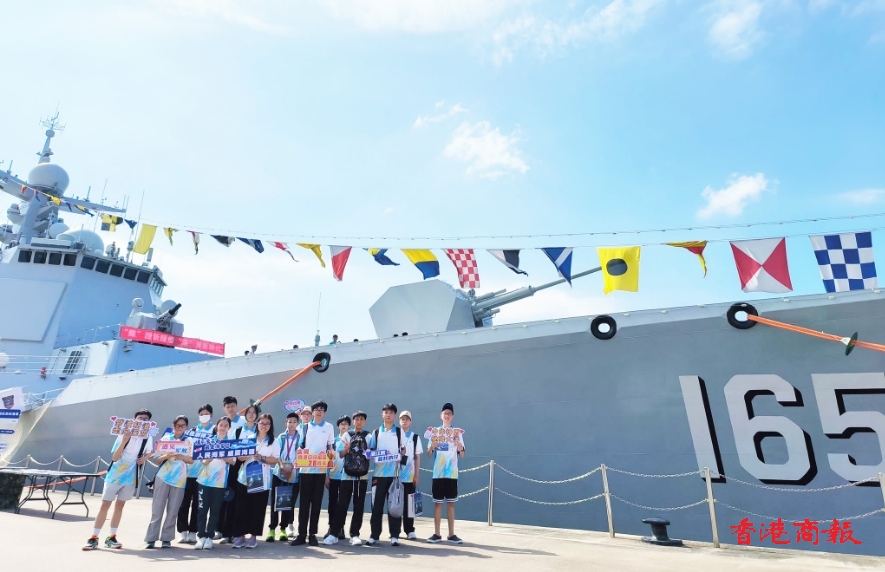 懲教署更生先鋒領(lǐng)袖參觀山東艦航母編隊 為國家輝煌發(fā)展感自豪