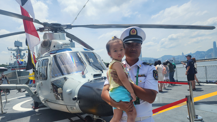圖集 | 不懼酷熱天氣 大批市民參觀湛江艦運城艦