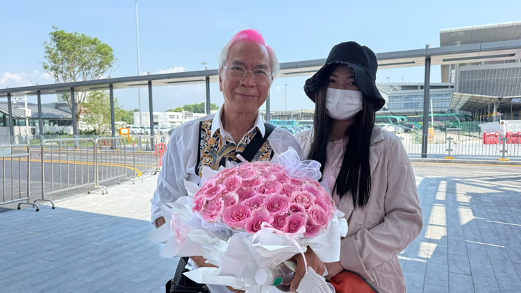 【娛樂】未婚妻王青霞刑滿出獄被遞解出境 李龍基手持玫瑰深圳灣口岸迎接