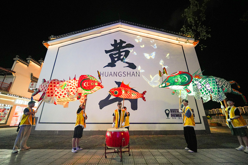 皖屯溪河街：徽州魚燈點(diǎn)亮「夜經(jīng)濟(jì)」