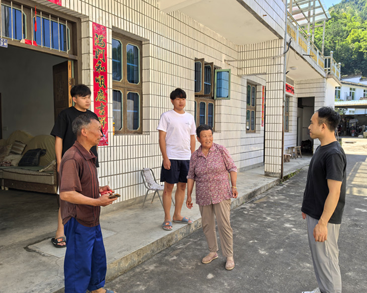 徵兵走訪暖人心  皖黟縣柯村鎮(zhèn)雙胞胎學子攜夢向軍營