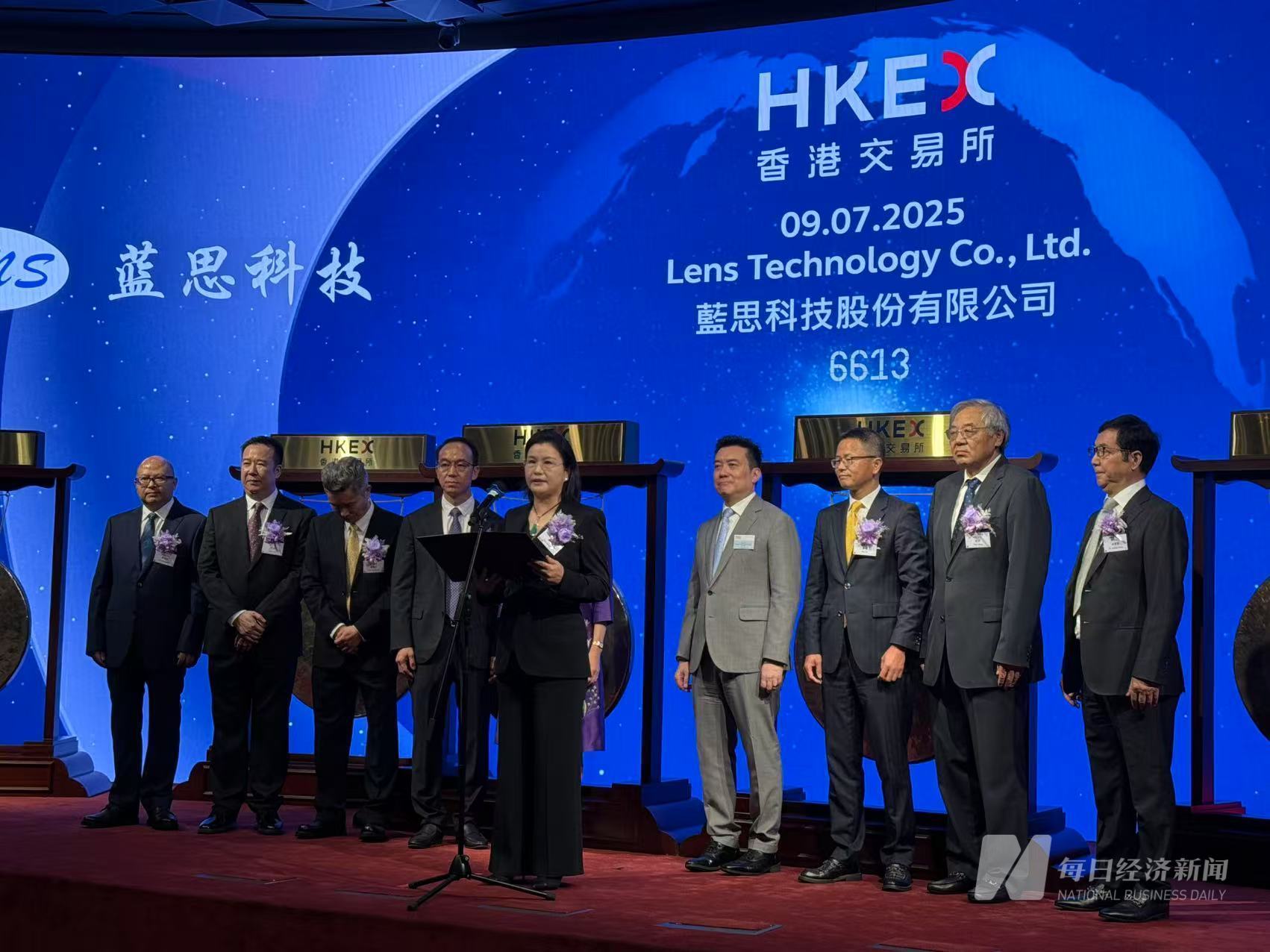 「港交所的鑼不夠用了」 史上首次！5家公司同一天在香港上市 金融大會堂人滿為患盛況罕見