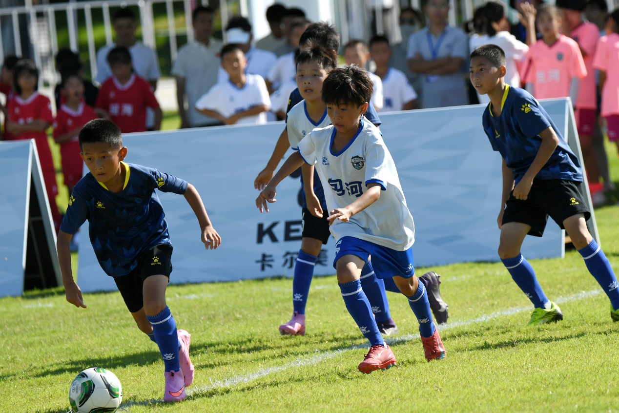 合肥青少年足球聯(lián)賽開賽 「足球小子」逐綠茵場(chǎng)