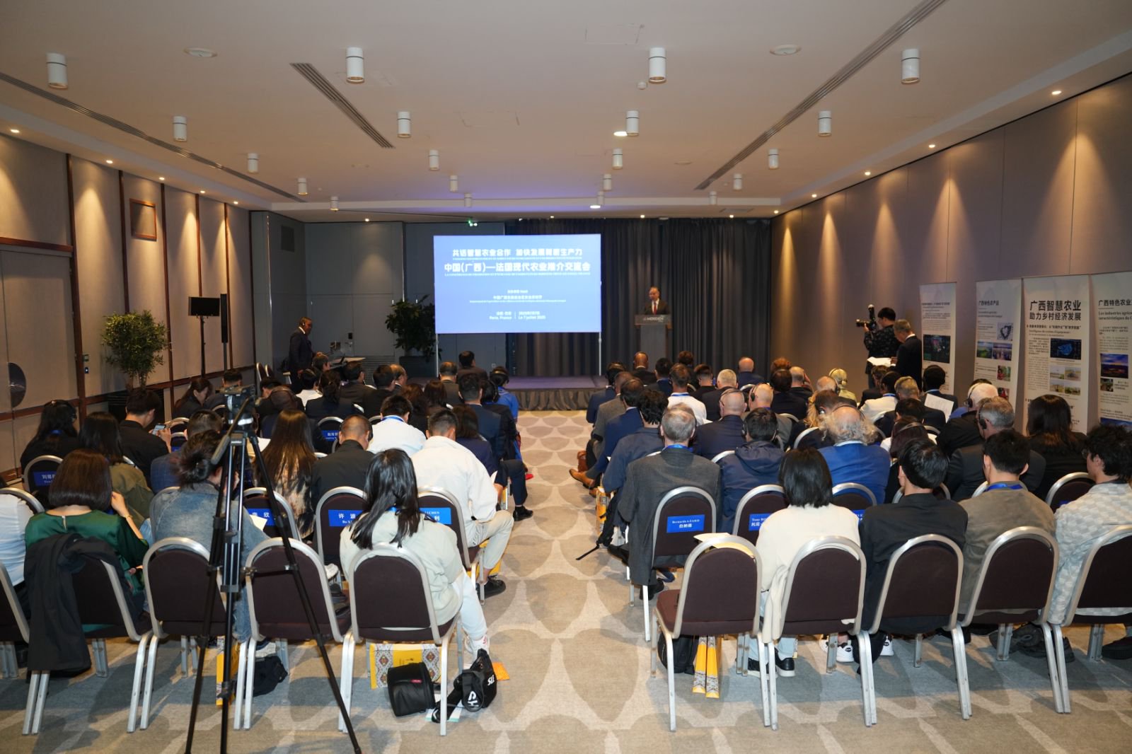 中國(guó)（廣西）—法國(guó)現(xiàn)代農(nóng)業(yè)推介交流會(huì)在巴黎舉行