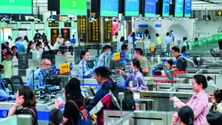 利用雙胞胎哥證件矇混矇混過關(guān)赴港敗露 西九龍邊檢站查獲冒用證件出境案