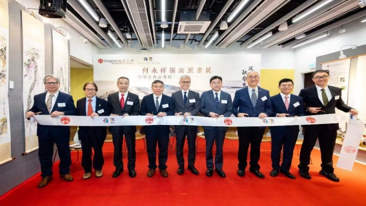 著名畫家何永祥與20位嶺大學(xué)生共創(chuàng)《嶺南春色》首度亮相 嶺南派畫展於「嶺大@西九龍」揭幕