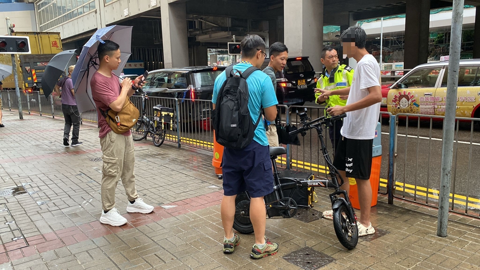 警方東九龍打擊非法駕駛電動(dòng)單車 拘捕7名男子