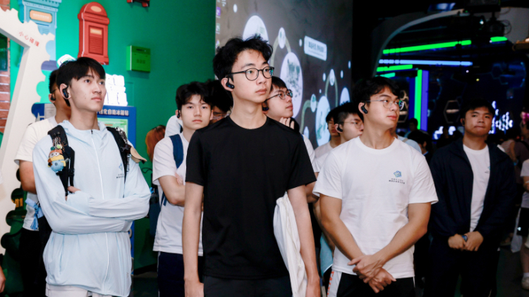 有片丨創(chuàng)業(yè)沃土+科技高地+超級工程 港澳臺大學(xué)生沉浸式體驗灣區(qū)活力