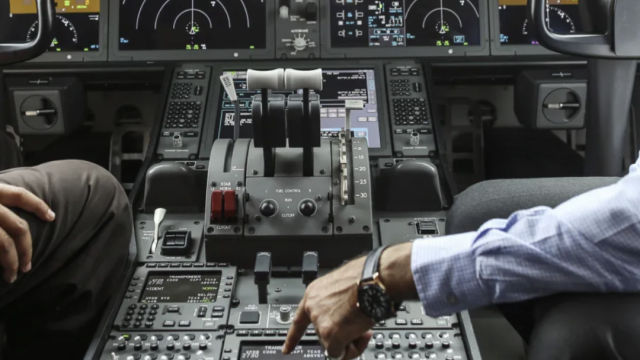 印度空難初步調(diào)查結(jié)果曝光：疑似飛行員操作失誤 雙引擎同時(shí)停止！