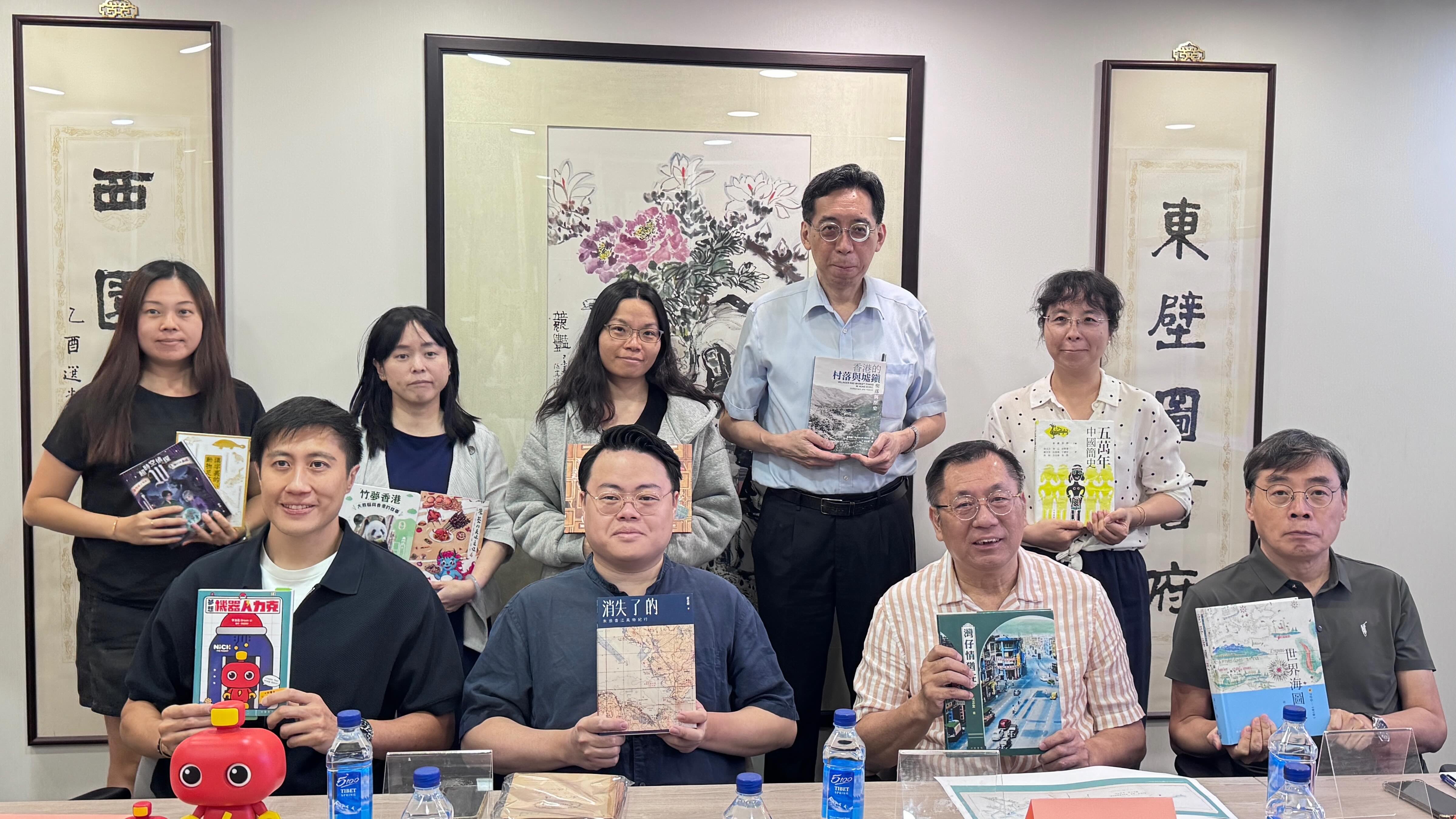 有片｜你怎麼看香港？來(lái)看2025年香港書(shū)展新書(shū)推介會(huì)