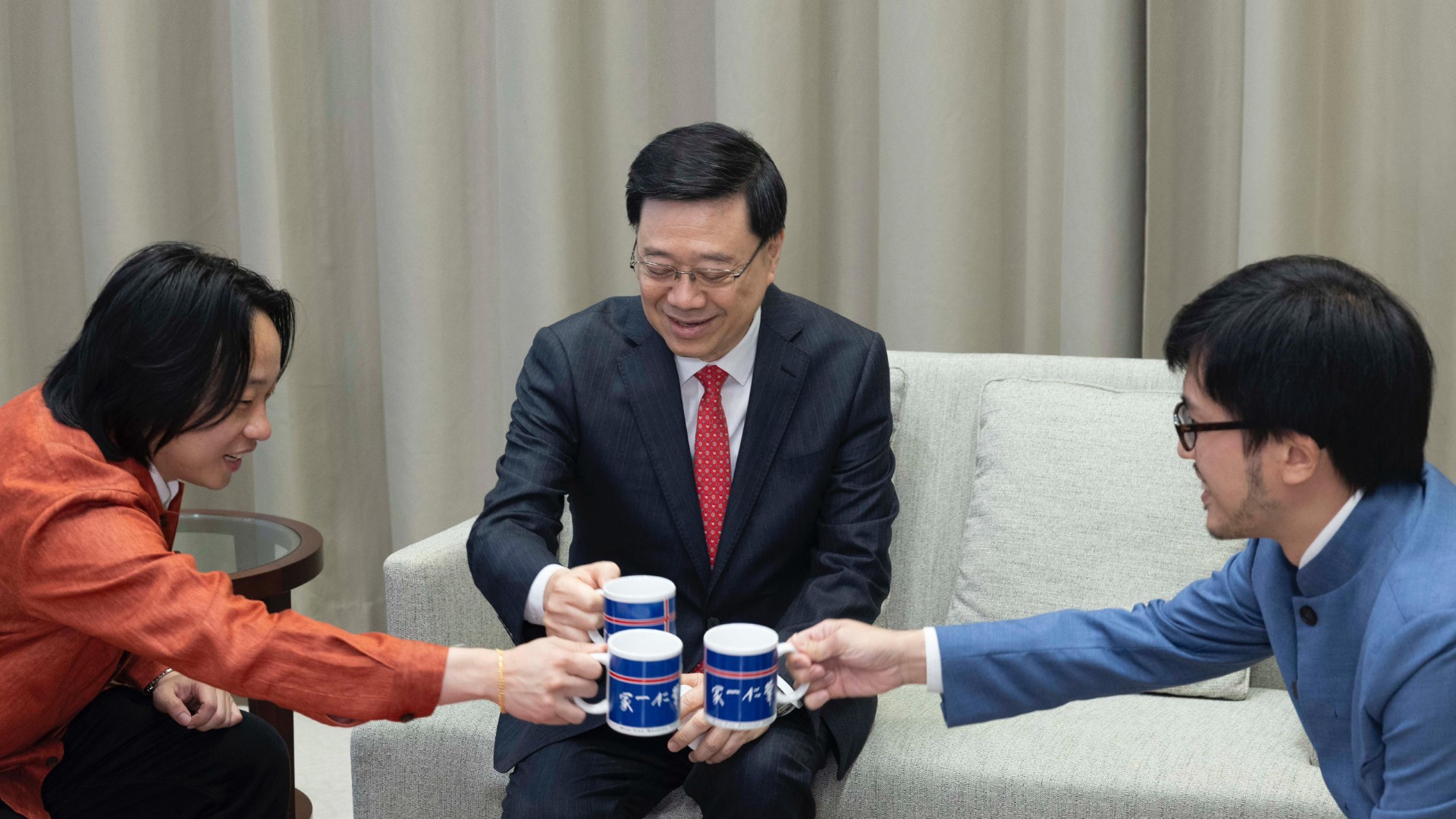 歐陽(yáng)萬(wàn)成紅館演出掀熱潮 與校友李家超暢談校園往事