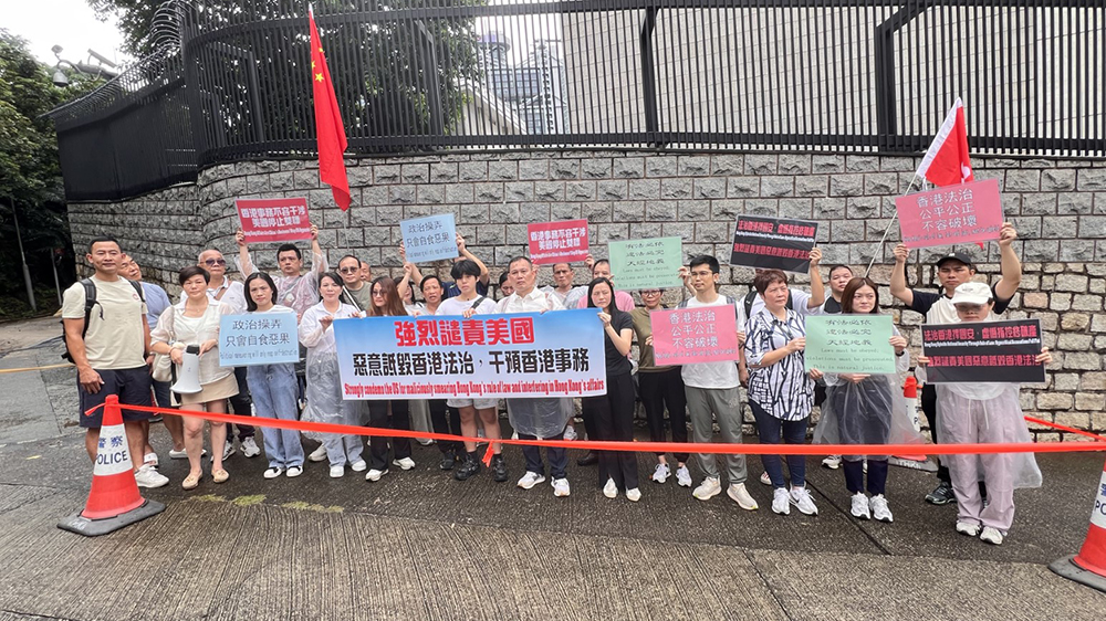 有片｜多批市民冒雨自發(fā)赴美領(lǐng)館 抗議美惡意抵毀香港國安法