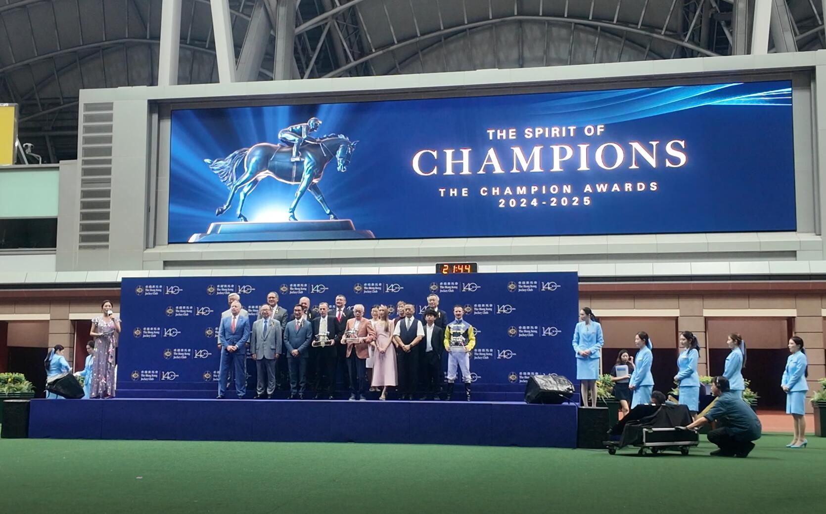 有片丨潘頓四喜臨門榮膺最受歡迎騎師 浪漫勇士當(dāng)選最受歡迎馬匹