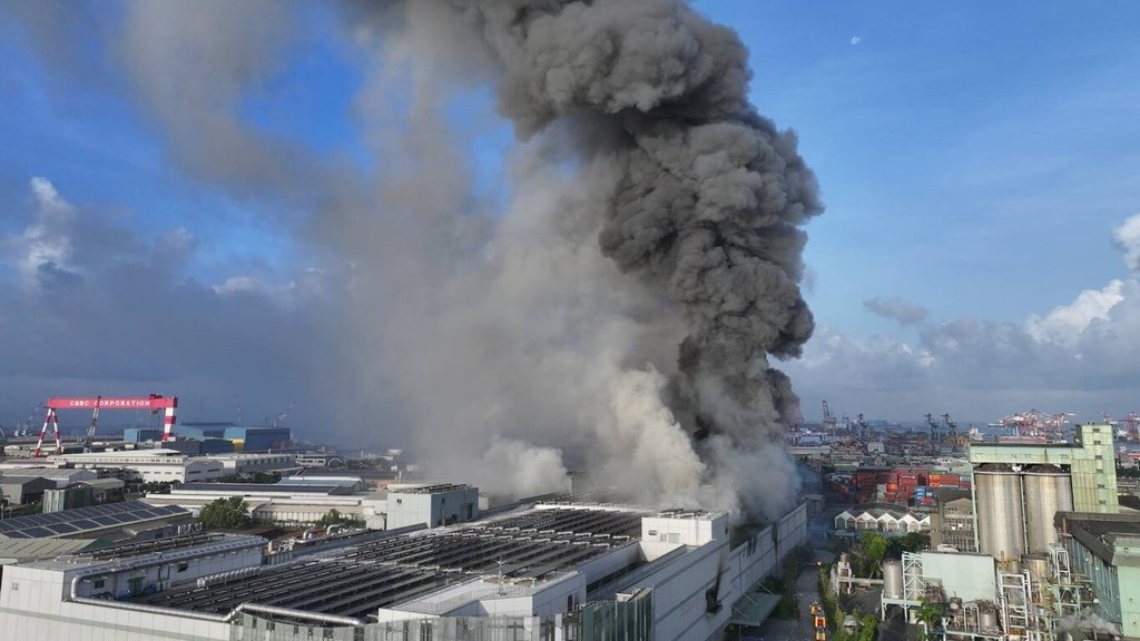 全臺首座超級電池工廠發(fā)生火警致15傷 現(xiàn)場濃煙滾滾