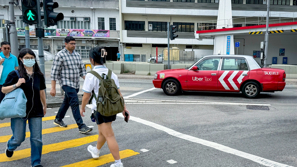 【港商時(shí)評(píng)】的士改革終起步 提升質(zhì)素方行遠(yuǎn)