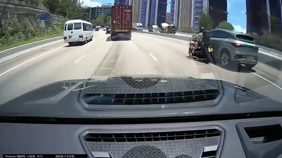 屯門公路私家車與電單車發(fā)生碰撞 警拘司機(jī)涉危險(xiǎn)駕駛