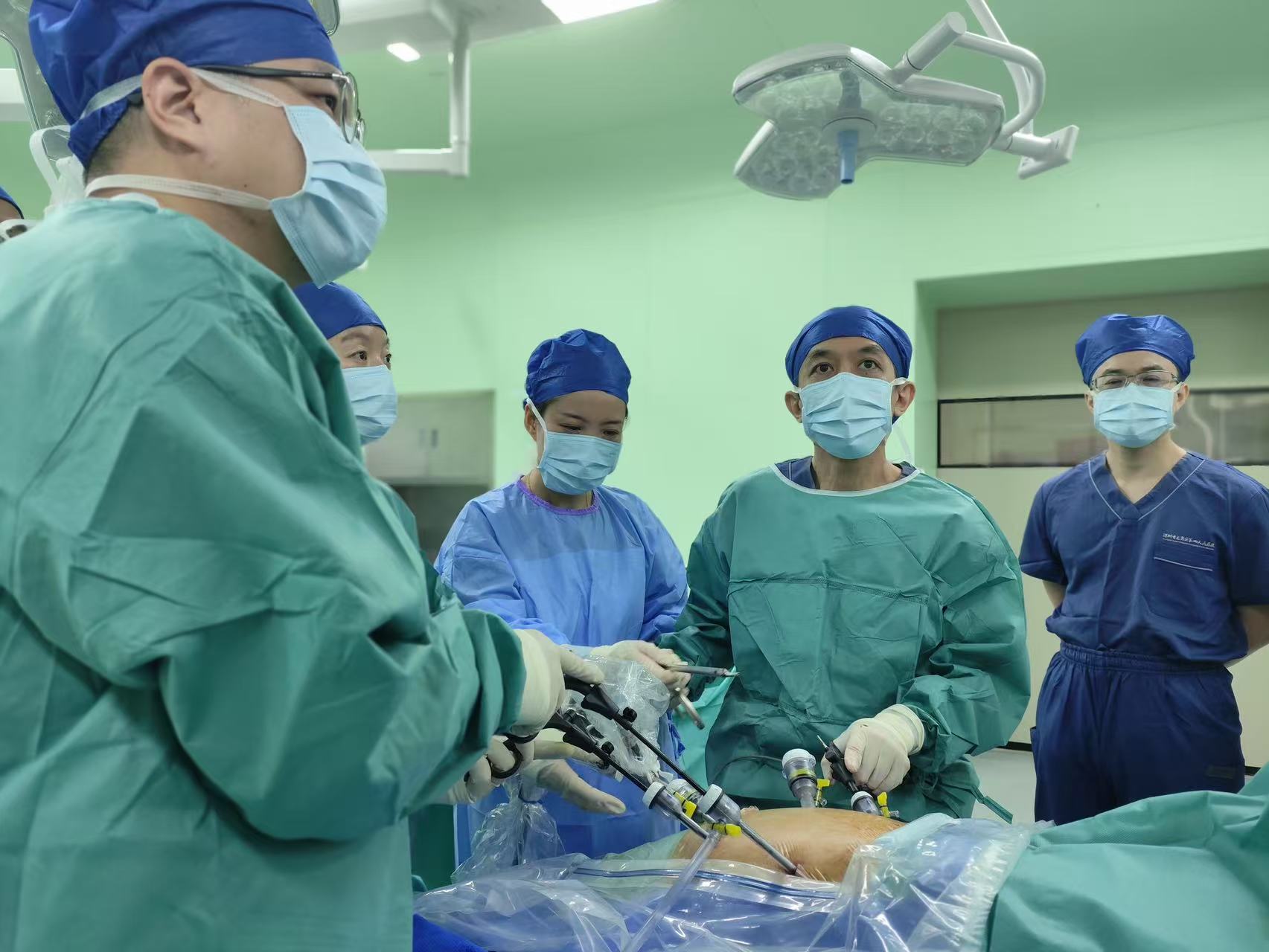 八旬老人突發(fā)胃出血命懸一線 深圳龍崗區(qū)四院微創(chuàng)「拆彈」轉(zhuǎn)危為安