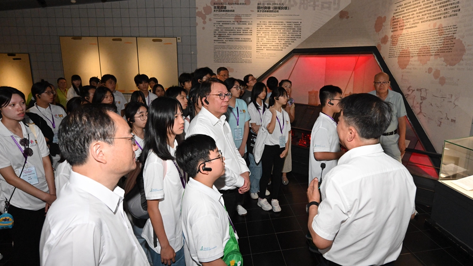 陳國(guó)基訪問黑龍江 與研學(xué)團(tuán)學(xué)員參觀侵華日軍第七三一部隊(duì)罪証陳列館
