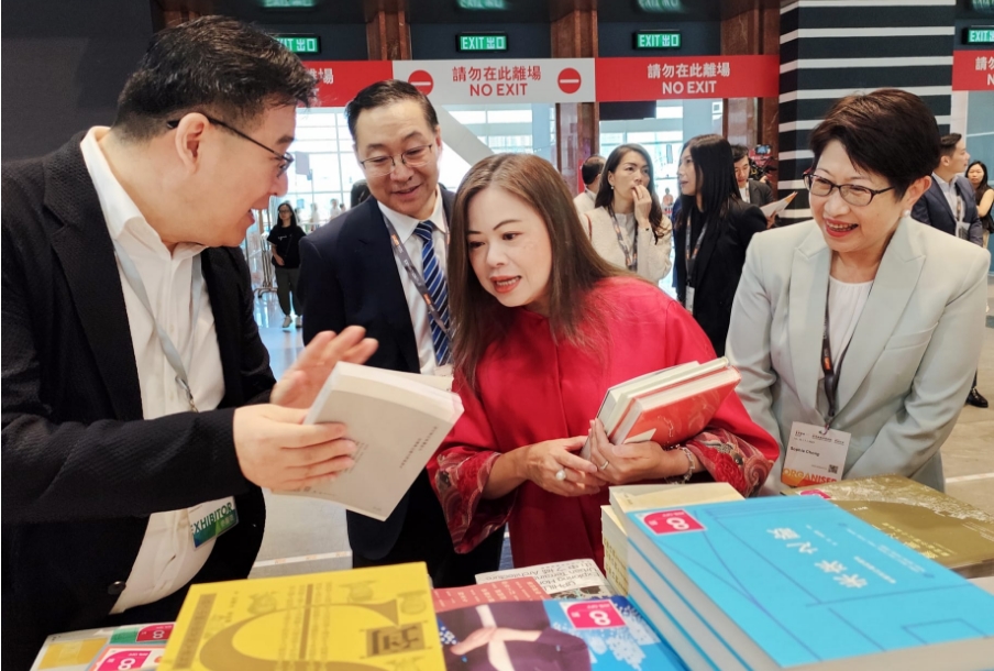 書展首天人流暢旺 鄧炳強(qiáng)羅淑佩入場(chǎng)買書