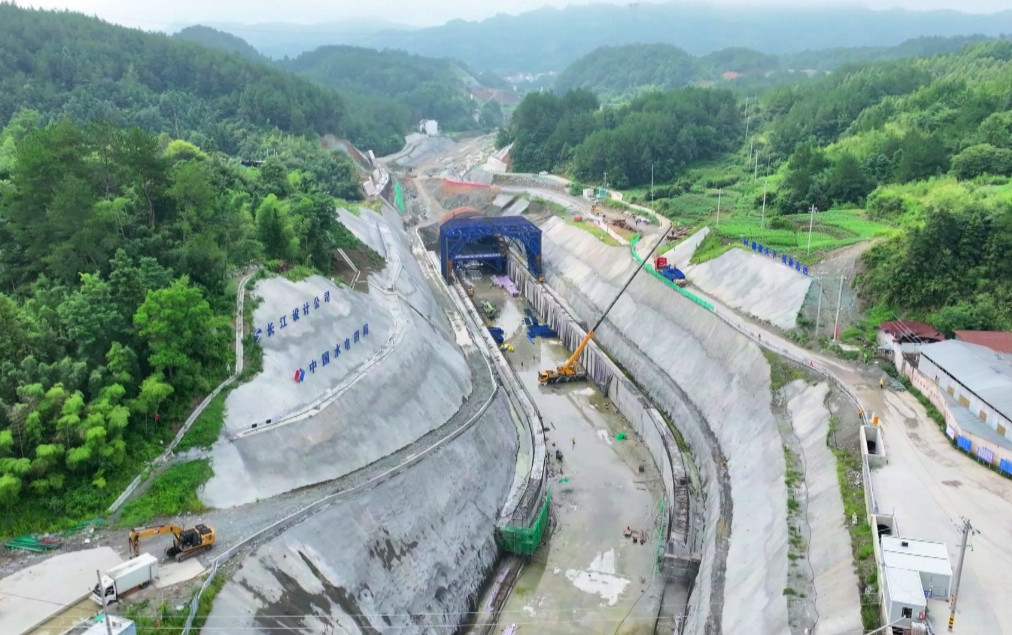 高溫下的「質(zhì)量攻堅(jiān)戰(zhàn)」正酣  安徽新安江流域防洪治理工程歙縣段穩(wěn)步推進(jìn)