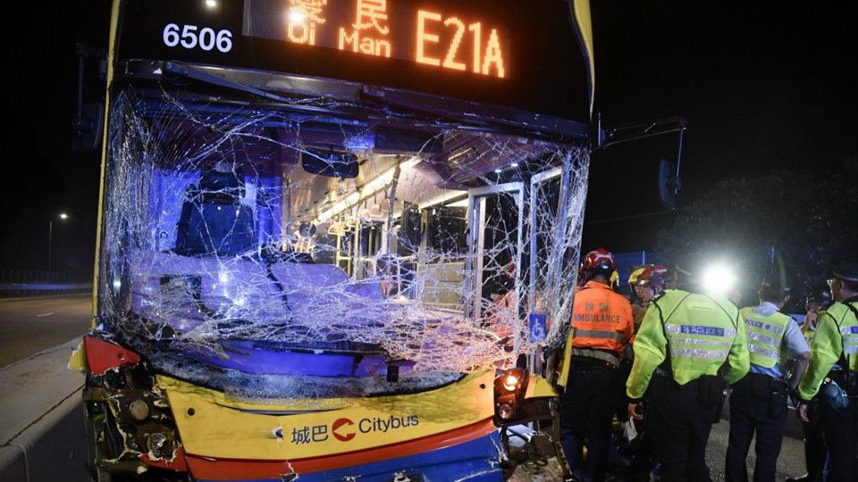 北大嶼山公路巴士與工程車相撞 22人受傷送院治理