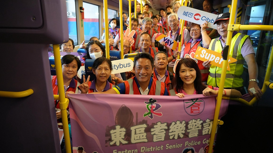 警方聯(lián)同港姐向海嵐等參觀城巴車(chē)廠(chǎng) 推廣長(zhǎng)者行人安全