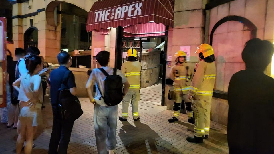 網(wǎng)購M18煙霧彈拔出保險撞針後棄於走廊 警拘13歲男童