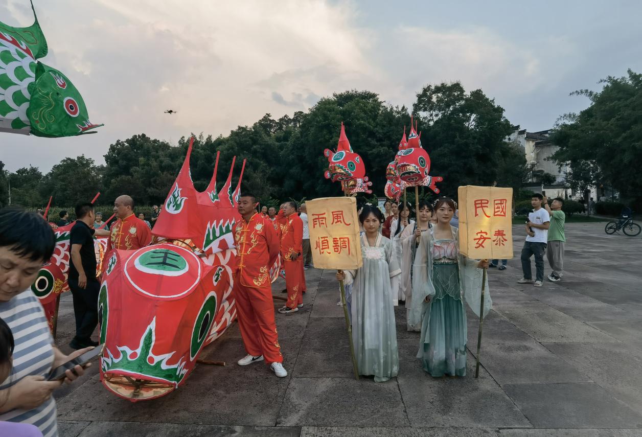 皖徽州區(qū)「非遺+」激活古村新「夜態(tài)」