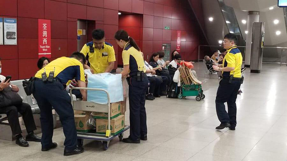 港鐵車(chē)站開(kāi)放讓乘客暫避 維修團(tuán)隊(duì)候命檢查露天路段