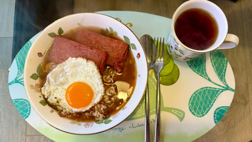 羅淑佩10號風(fēng)球下吃餐蛋麵：像吃「平安包」