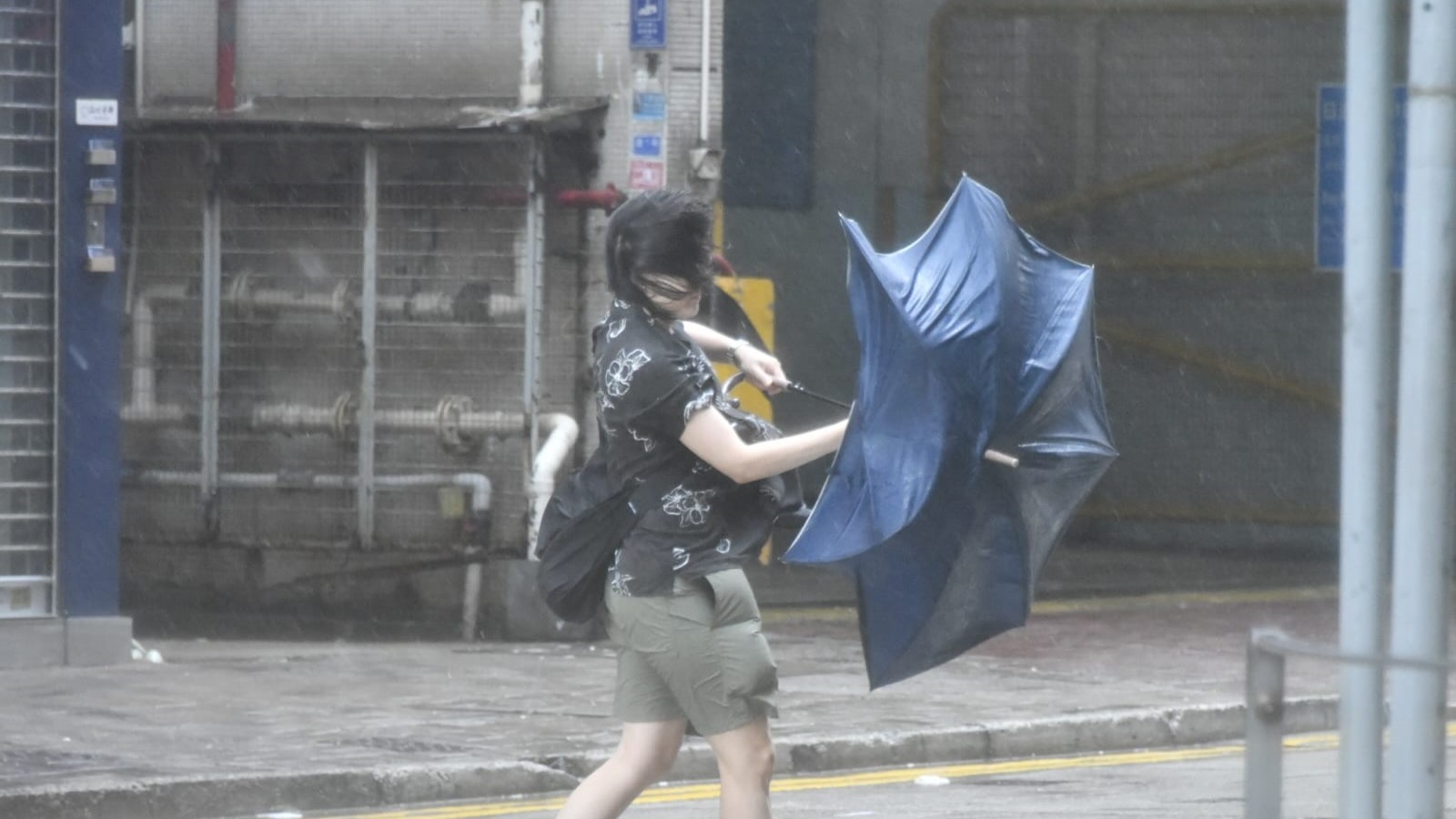 天文臺(tái)：考慮下午4時(shí)至5時(shí)改發(fā)八號(hào)烈風(fēng)或暴風(fēng)信號(hào)