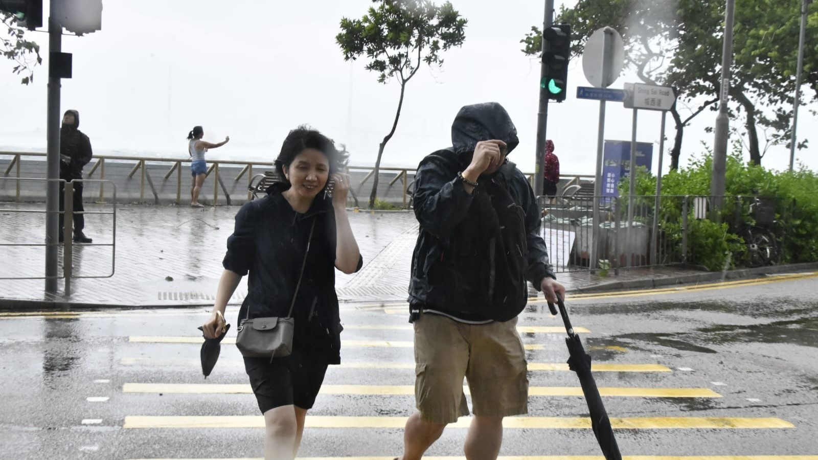 天文臺(tái)：下午4時(shí)10分改發(fā)八號(hào)烈風(fēng)或暴風(fēng)信號(hào)