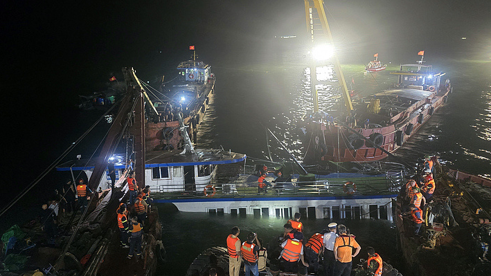 越南遊船傾覆事故官方通報(bào)：遊船實(shí)載49人 確認(rèn)35人死亡4人失蹤