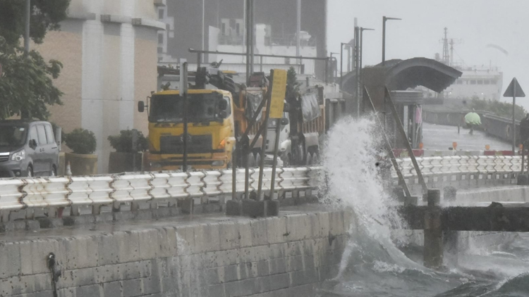 天文臺(tái)：考慮在晚上7時(shí)至9時(shí)改發(fā)3號(hào)強(qiáng)風(fēng)信號(hào)