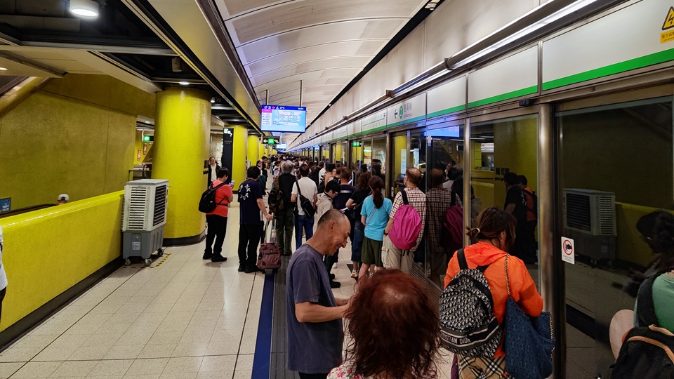 天文臺(tái)改發(fā)8號(hào)風(fēng)球 東鐵線(xiàn)等露天段料黃昏較後時(shí)間逐步恢復(fù)行車(chē)