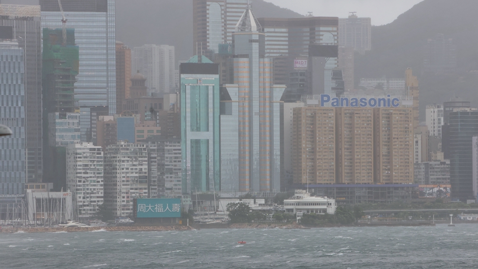 天文臺(tái)：晚上7時(shí)40分改發(fā)三號(hào)強(qiáng)風(fēng)信號(hào)