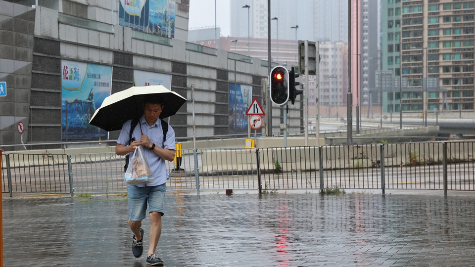 天文臺(tái)晚上7時(shí)40分改發(fā)三號(hào)強(qiáng)風(fēng)信號(hào) 預(yù)料會(huì)維持一段時(shí)間