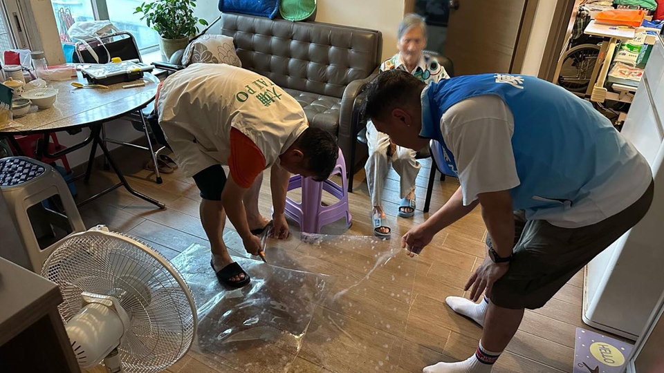 韋帕襲港｜10號(hào)風(fēng)球下關(guān)愛(ài)隊(duì)無(wú)私奉獻(xiàn) 感動(dòng)大埔街坊