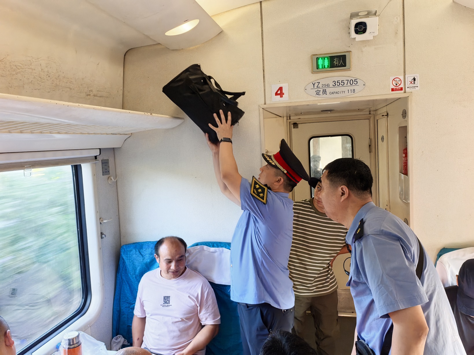 旅途有愛不孤單 K668次列車工作人員溫情守護(hù)盲人旅客千里行