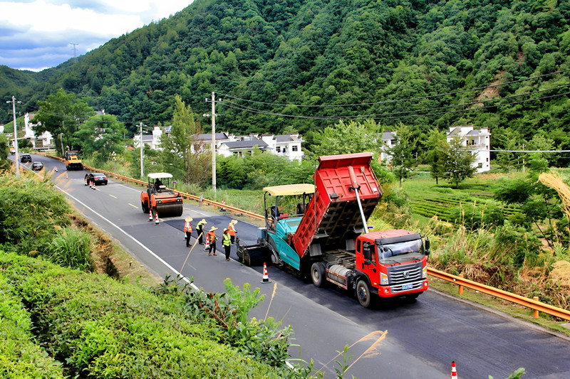 皖休寧縣：頂烈日戰(zhàn)高溫 災(zāi)毀工程進(jìn)度「提速」