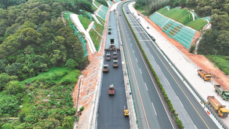  廣韶高速改擴(kuò)建項(xiàng)目（南段） 全線首段柔性基層試驗(yàn)段攤鋪