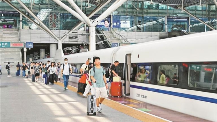 深鐵暑運旅客到發(fā)量已超千萬人次